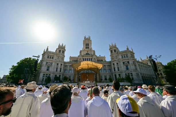 Bild vergr&ouml;&szlig;ern: Mehr als 1,2 Millionen Menschen bei Papst-Messe in Madrid 