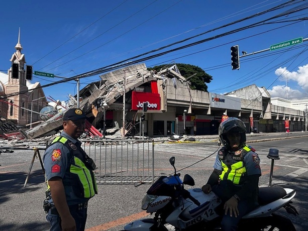 Bild vergr&ouml;&szlig;ern: Ein Toter nach schwerem Erdbeben vor Philippinen - Tsunami-Warnungen für Region