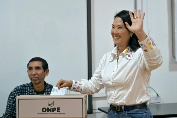 Bild vergr&ouml;&szlig;ern: Teilergebnisse: Fujimori bei Stichwahl um Präsidentenamt in Peru gleichauf mit Sánchez
