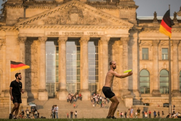 Bild vergr&ouml;&szlig;ern: Bundestag legt nicht die Füße hoch: Regierung gegen Streichung der Sommerpause