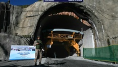 Letzte Sprengung: Indien baut neuen Himalaya-Tunnel fertig