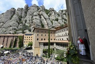 Papst Leo XIV. feiert Messe in Sagrada Família und weiht Jesus-Christus-Turm