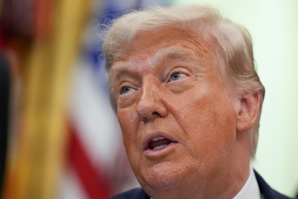 Bild vergr&ouml;&szlig;ern: Sie halten uns zum Narren: Trump kündigt weitere Angriffe auf den Iran an