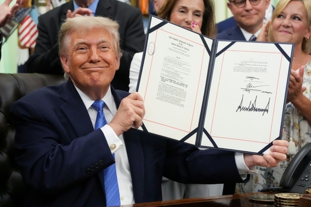 Bild vergr&ouml;&szlig;ern: Trump gibt 70 Milliarden Dollar für Abschiebungen frei