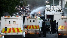 Neue ausländerfeindliche Proteste in Nordirland - Polizei setzt Wasserwerfer ein