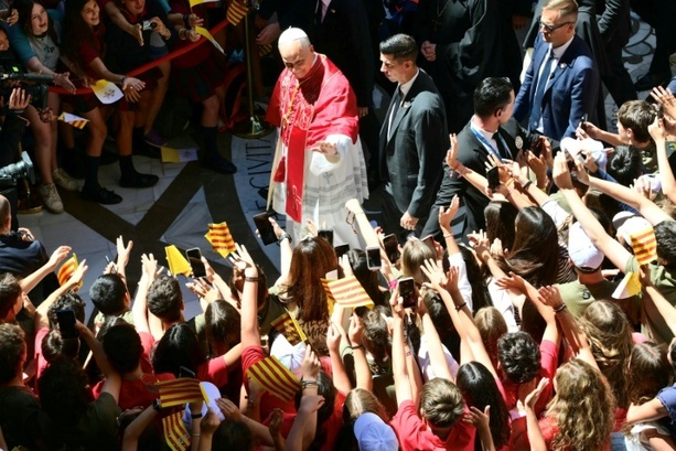 Bild vergr&ouml;&szlig;ern: Papst Leo XIV. zum Abschluss von Spanien-Reise auf Kanaren eingetroffen