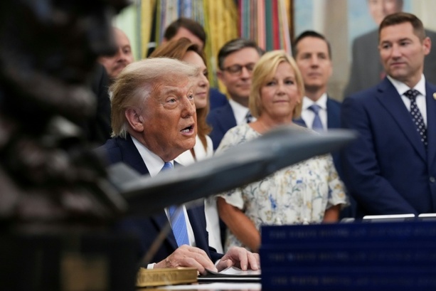 Bild vergr&ouml;&szlig;ern: Trump sagt Angriffe auf Iran ab und deutet Verhandlungserfolg an - Iran dementiert