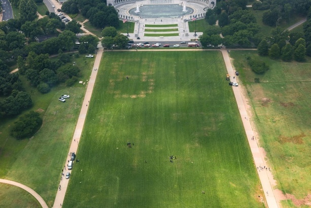 Bild vergr&ouml;&szlig;ern: Als Anti-Trump-Slogan geltende Zahlen 8647 groß auf National Mall aufgetaucht