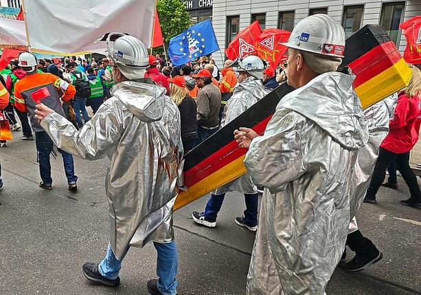 Bild vergr&ouml;&szlig;ern: Rund Tausend Teilnehmer bei Stahldemo in Berlin