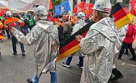 Rund Tausend Teilnehmer bei Stahldemo in Berlin