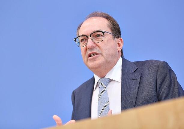 Bild vergr&ouml;&szlig;ern: Dobrindt warnt vor hybriden Bedrohungen