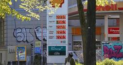 Stegner fürchtet Benzin-Rationierungen bei anhaltenden Kriegen
