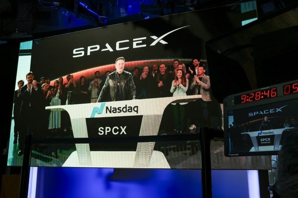 Bild vergr&ouml;&szlig;ern: SpaceX-Aktie nach Börsenstart auf Höhenflug - Musk erster Billionär der Welt