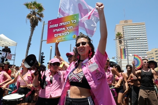 Bild vergr&ouml;&szlig;ern: Erste Pride-Parade in Tel Aviv seit Hamas-Angriff am 7. Oktober 2023