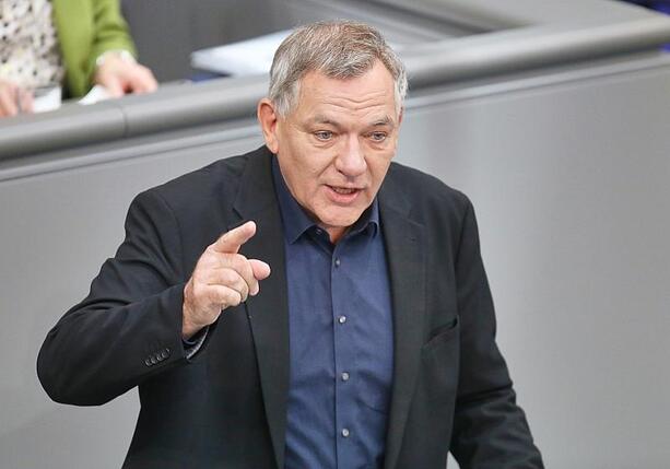 Bild vergr&ouml;&szlig;ern: Gesundheitsreform: Van Aken wirft Warken Sozialraub vor