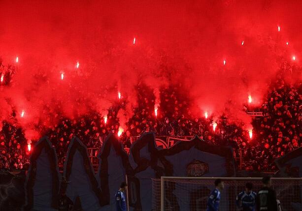 Bild vergr&ouml;&szlig;ern: Reul kritisiert Fußballvereine für Umgang mit Stadion-Tätern