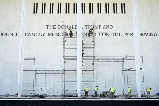 Bild vergr&ouml;&szlig;ern: Richterlicher Beschluss: Trumps Name von Kennedy Center entfernt