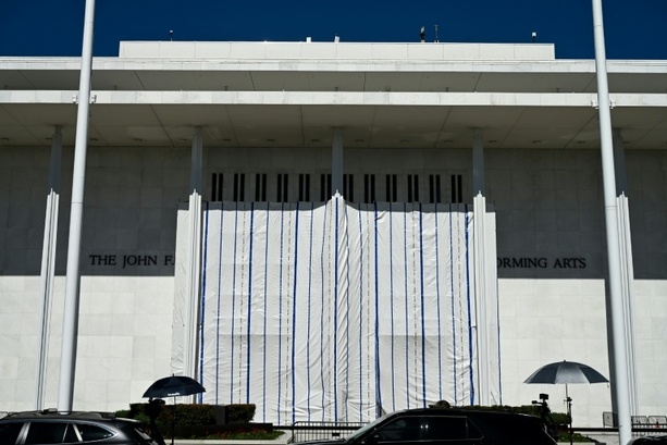 Bild vergr&ouml;&szlig;ern: Richterlicher Beschluss: Trumps Name von Kennedy Center entfernt