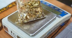 Trickdiebe tragen Kommode mit Gold- und Silberschmuck aus Wohnung von Seniorin