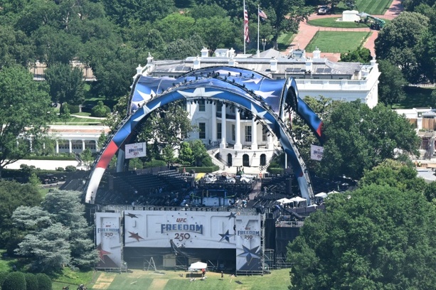 Bild vergr&ouml;&szlig;ern: Weißes Haus: Käfigkampf-Veranstaltung zu Trumps 80. Geburtstag hat begonnen