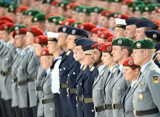 Bild vergr&ouml;&szlig;ern: Kanzler Merz würdigt Soldatinnen und Soldaten zum Nationalen Veteranentag