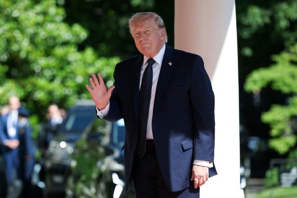 Bild vergr&ouml;&szlig;ern: Trump zu G7-Gipfel in Evian eingetroffen