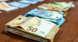 Geldwäscheverdacht: Grenzfahnder finden 850.000 Euro Bargeld in Kofferraum