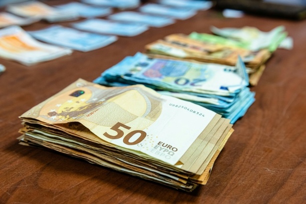 Bild vergr&ouml;&szlig;ern: Geldwäscheverdacht: Grenzfahnder finden 850.000 Euro Bargeld in Kofferraum