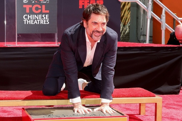 Bild vergr&ouml;&szlig;ern: Spanischer Schauspieler Javier Bardem verewigt sich in Hollywood mit seien Handabdrücken