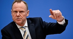 Vorsitzender der Innenminister-Konferenz: Hürden für Abschiebung Straffälliger senken