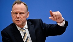 Vorsitzender der Innenminister-Konferenz: Hürden für Abschiebung Straffälliger senken