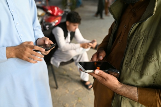 Bild vergr&ouml;&szlig;ern: Beamte: Taliban verhängen Smartphone-Verbot für Regierungsmitarbeiter