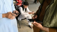 Beamte: Taliban verhängen Smartphone-Verbot für Regierungsmitarbeiter