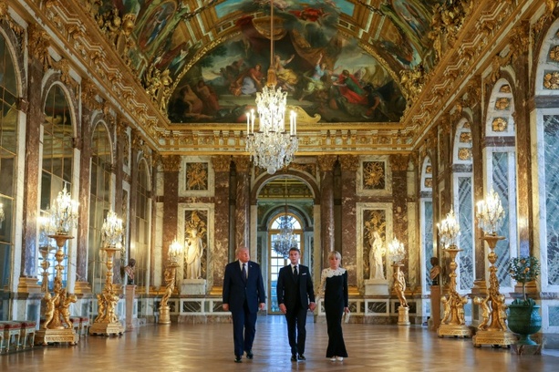 Bild vergr&ouml;&szlig;ern: Trump nimmt an Abendessen mit Macron auf Schloss Versailles teil