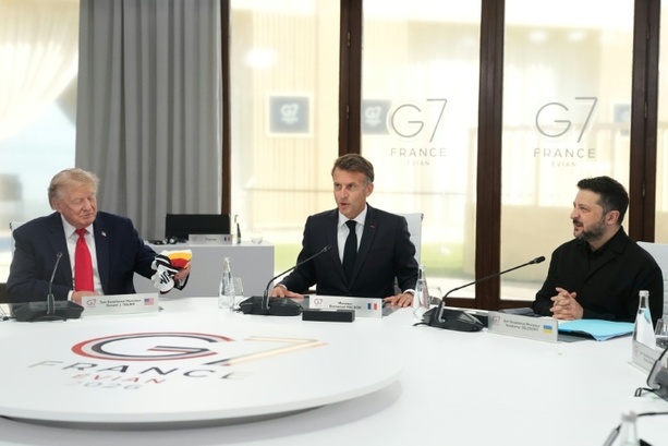 Bild vergr&ouml;&szlig;ern: Selenskyj erörtert Ergebnisse des G7-Gipfels mit Trump und Macron