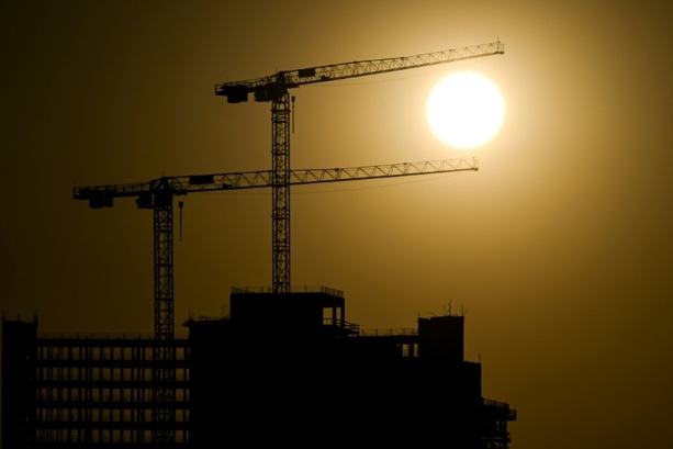 Bild vergr&ouml;&szlig;ern: Deutlich mehr Baugenehmigungen im April - Branche sieht aber weiter großen Bedarf