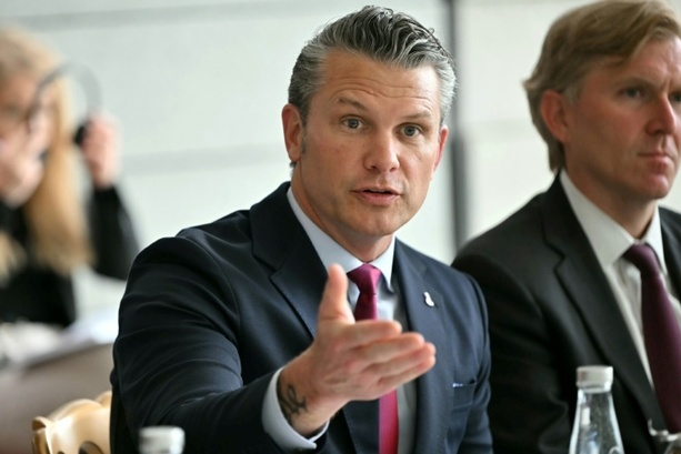 Bild vergr&ouml;&szlig;ern: Hegseth: Iran muss auf Atomwaffen verzichten - USA können sonst wieder losschlagen