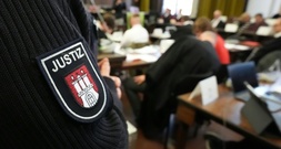 Tödlicher Messerangriff an Wohnungstür: Gericht weist Mann in Psychiatrie ein