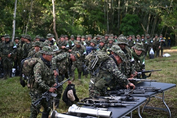 Bild vergr&ouml;&szlig;ern: 100 Guerilla-Kämpfer in Kolumbien legen ihre Waffen nieder