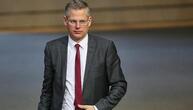 De Vries warnt nach Brandanschlag auf sein Auto vor Linksextremen