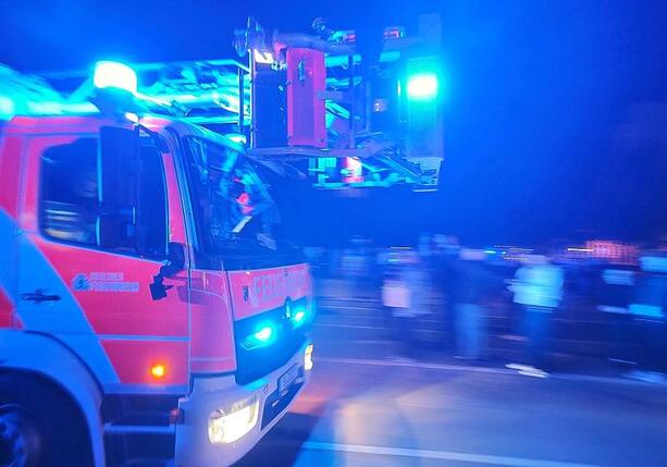 Bild vergr&ouml;&szlig;ern: Güterzug fällt in München von Brücke