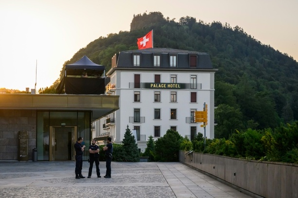 Bild vergr&ouml;&szlig;ern: Islamabad: Pakistanische Delegation für US-iranische Gespräche in der Schweiz angekommen
