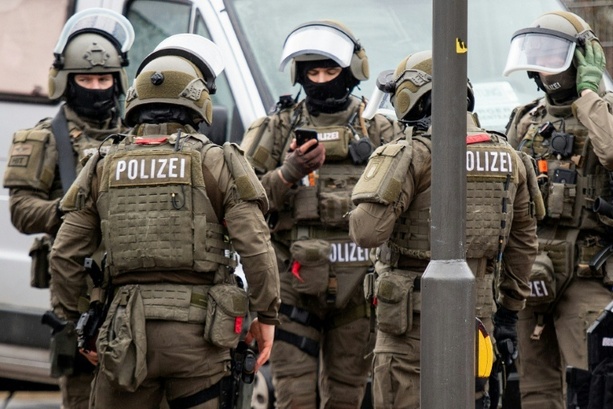 Bild vergr&ouml;&szlig;ern: Mann übergießt sich in Rathaus mit brennbarer Flüssigkeit: 47-Jähriger festgenommen