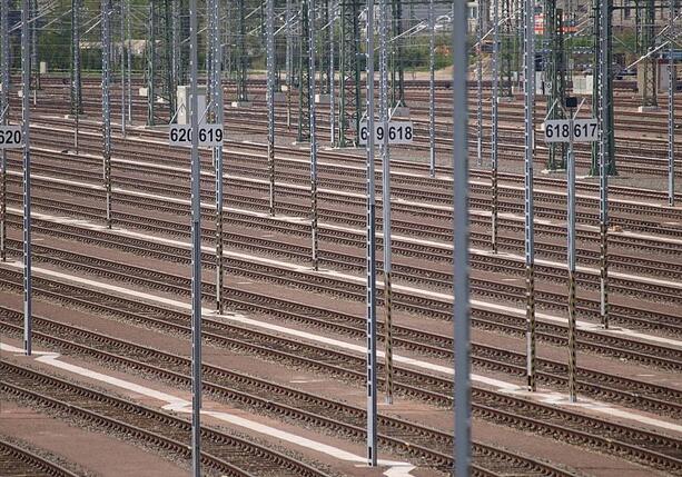 Bild vergr&ouml;&szlig;ern: Funkstörung: Bahnverkehr bundesweit komplett eingestellt