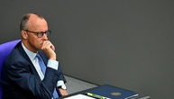 Merz steht Abgeordneten im Bundestag Rede und Antwort