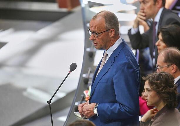 Bild vergr&ouml;&szlig;ern: Merz wirbt im Bundestag für Rentenreform