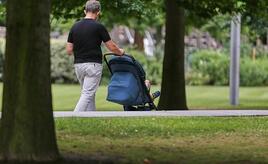Bericht: Elterngeld-Dauer soll an Aufteilung gebunden werden