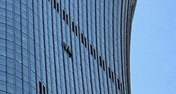 Peking: Offenbar Kleinflugzeug in höchstes Hochhaus in Chinas Hauptstadt geflogen