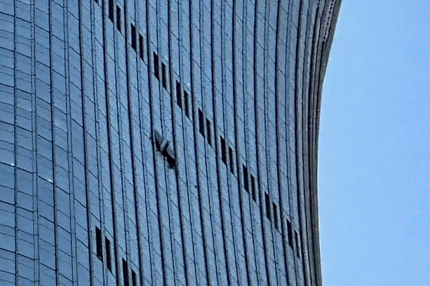 Bild vergr&ouml;&szlig;ern: Peking: Offenbar Kleinflugzeug in höchstes Hochhaus in Chinas Hauptstadt geflogen