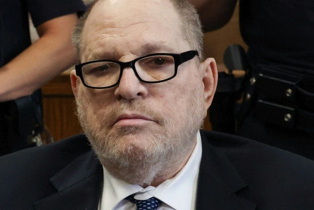 Bild vergr&ouml;&szlig;ern: Schuldspruch gegen Harvey Weinstein in Kalifornien bestätigt - Strafmaß aufgehoben